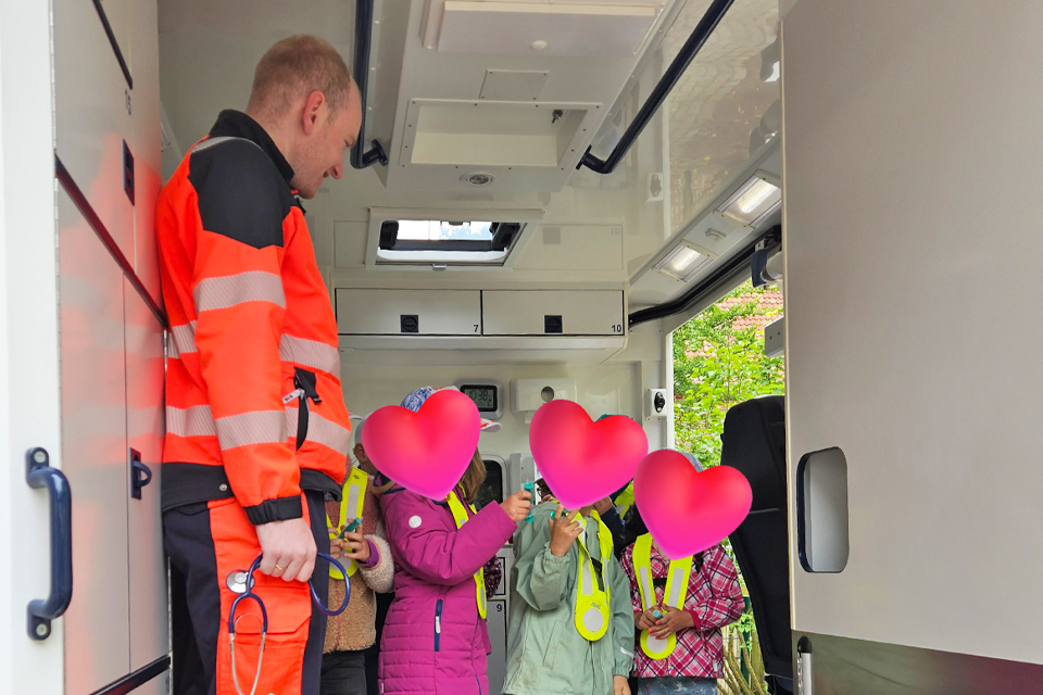 DRK Rettungsdienst - Besuch in der Kita DRK Rettungsdienst - Besuch in der Kita